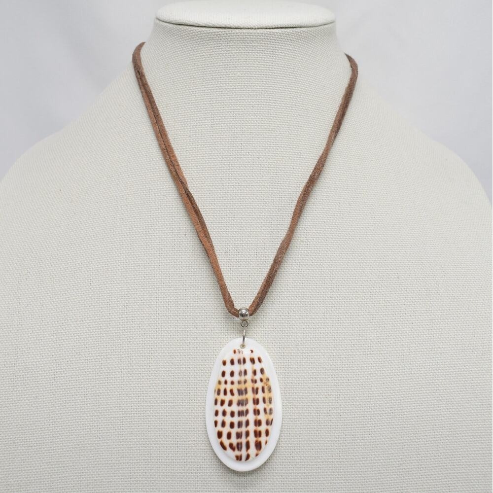 Beachy Oval Sea shell Pendant Necklace White Brown Boho Coastal Mermaidcore